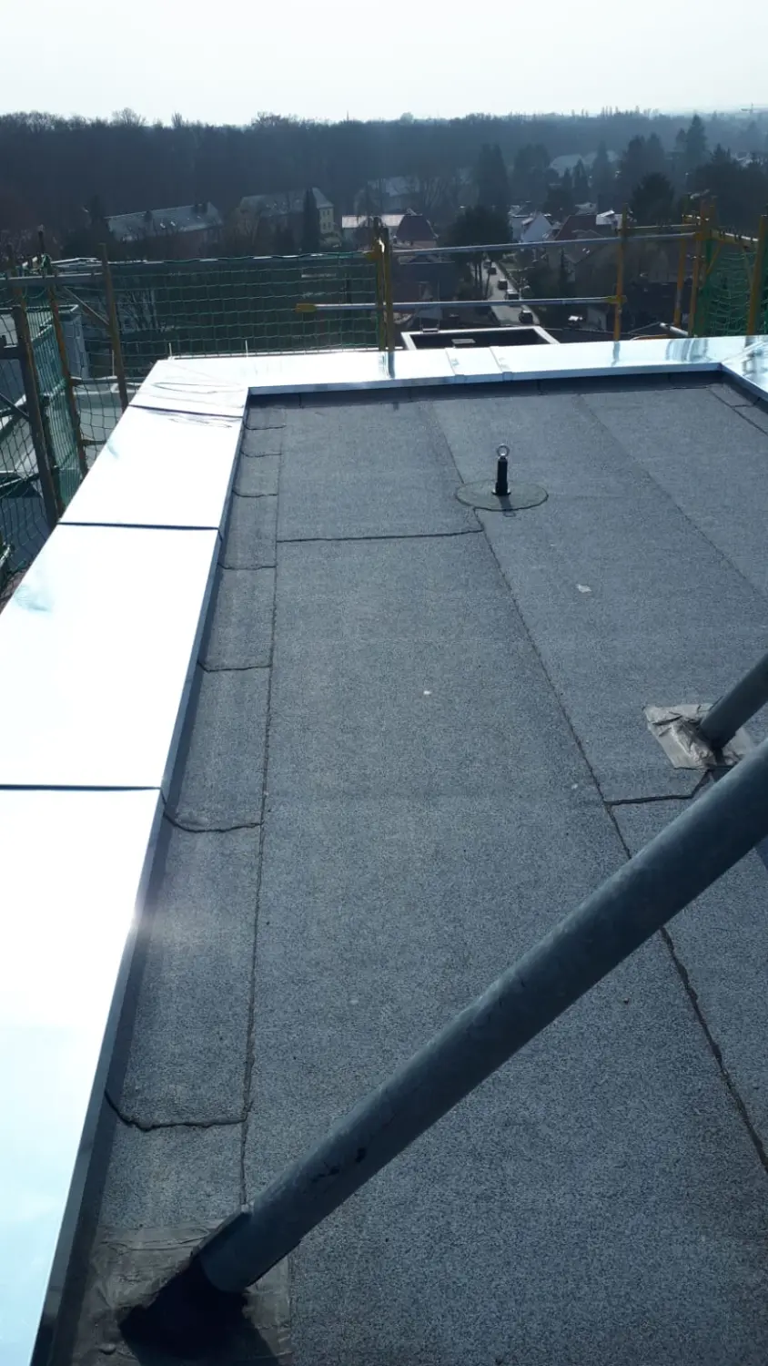 Botrans Flachdach, Teerfolie auf dem Flachdach eines Gebäudes